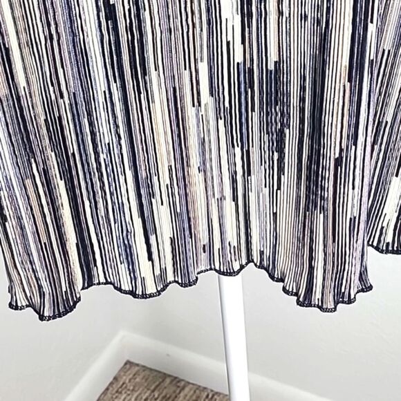 Avenue Sleeveless Top,  Criss-Cross Neckline in Soft Tiny Pleats, Size 18/20 - Picture 3 of 8